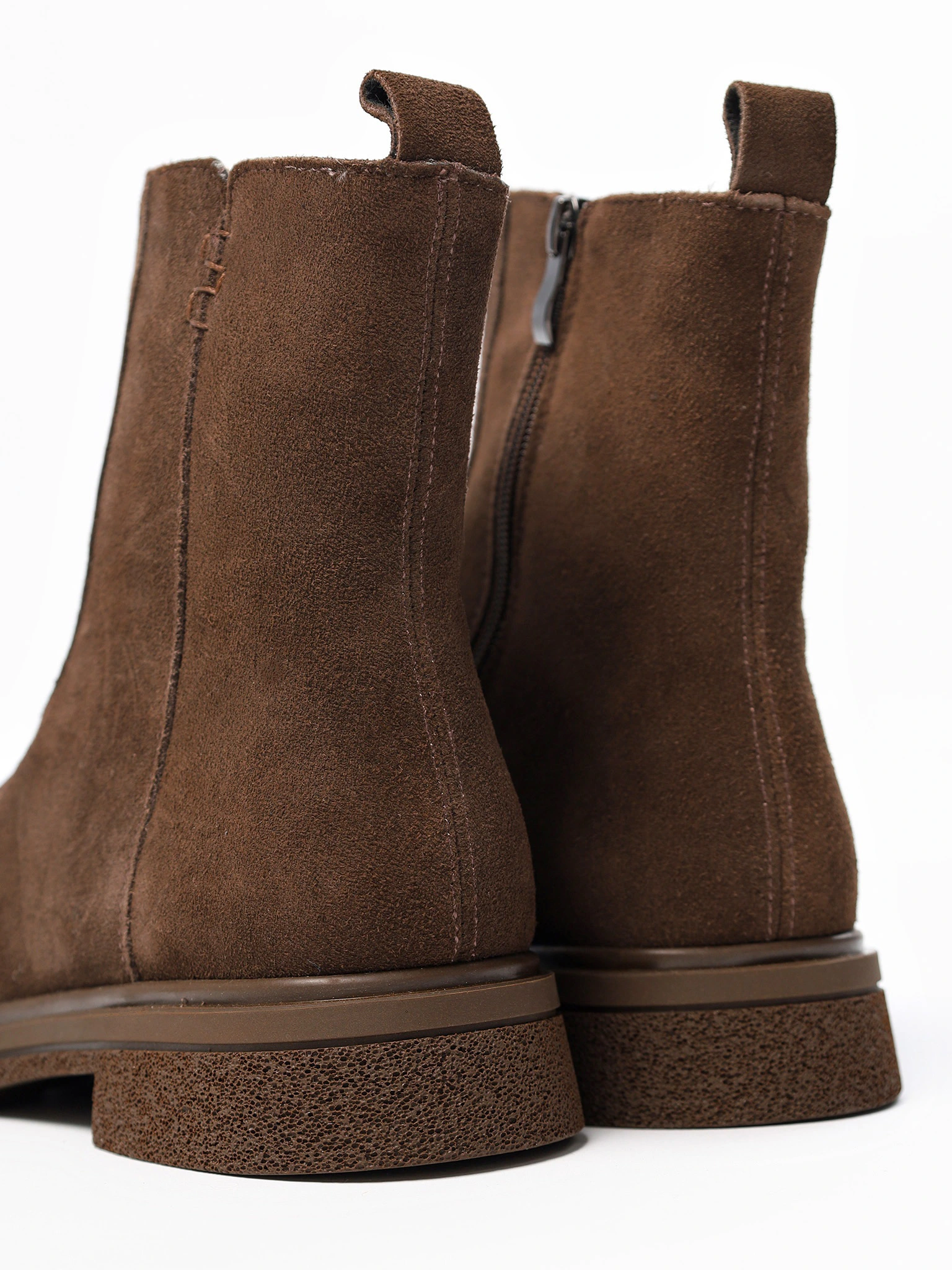 Ботинки коричневого цвета на низком каблуке